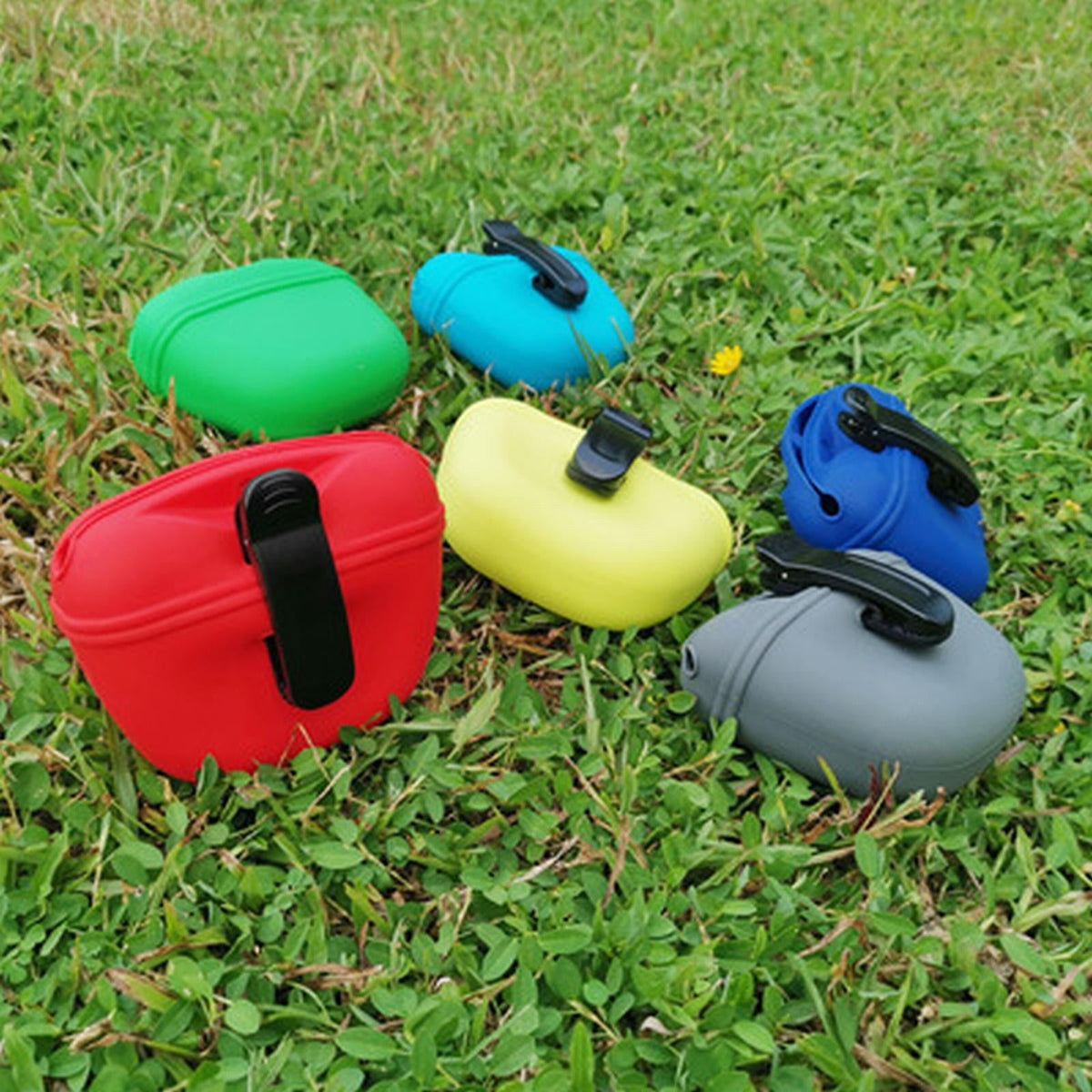 Portable Silicone Dog Treat Pouch with Waist Clip, Clip-On Training Container with Buckle Closure for Outdoor Dog Wal... - Image 5